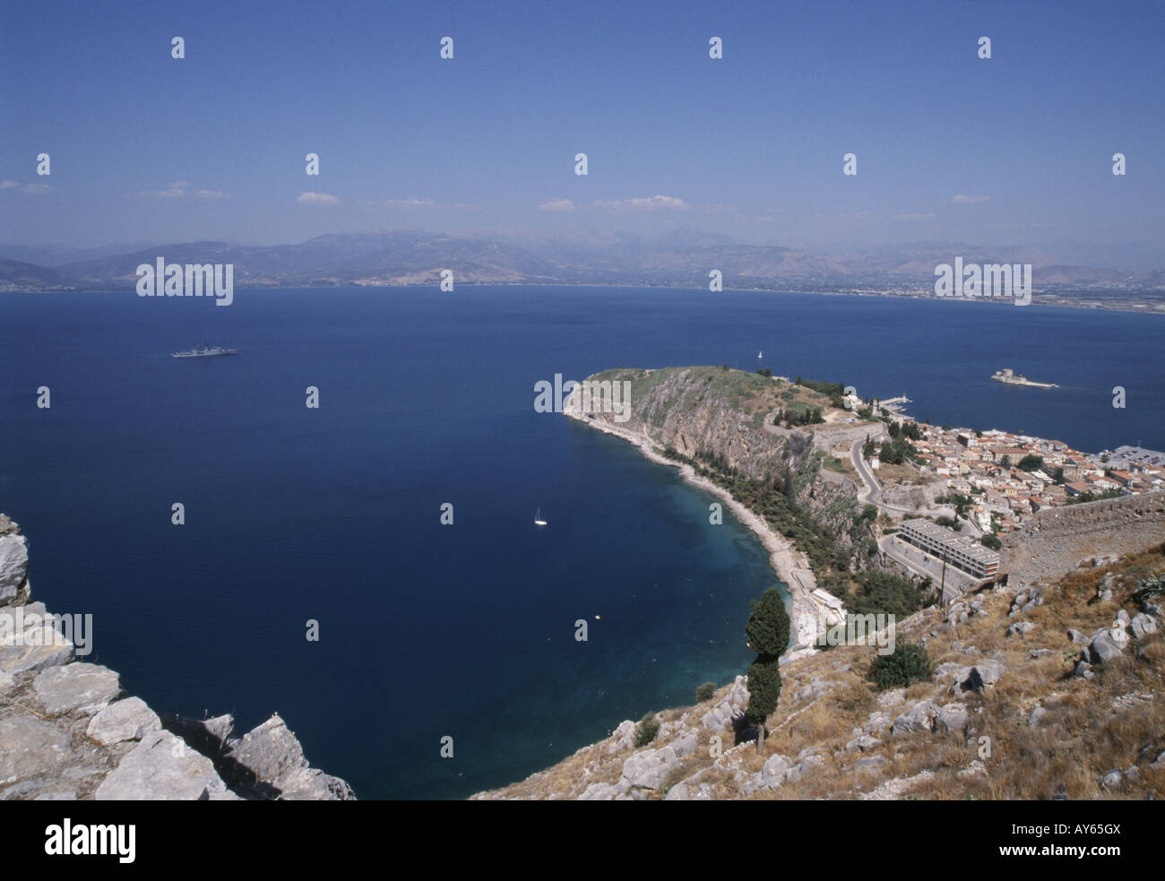 Dalla cima della collina vista delle scogliere sulla città e il sito archeologico di enorme porto protetto litorale dalla storica fortezza Palamidi Foto Stock