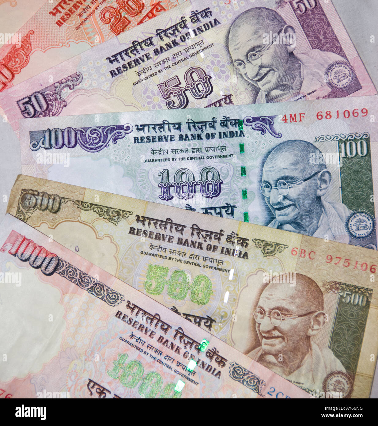 Una selezione di banconote della rupia indiana la valuta indiana Foto Stock