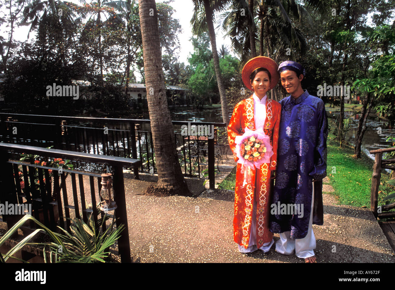 Sposa e lo sposo in abito tradizionale Vietnam Delta del Mekong Foto Stock