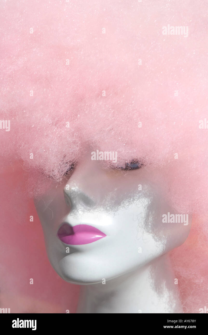 Ricci parrucca rosa sul manichino femmina testa in vetrina Foto Stock