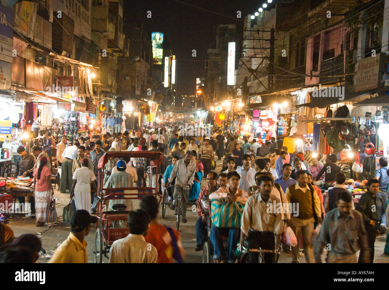 Strada principale in Paharganj con mercato e bazaar a Delhi in India Foto Stock