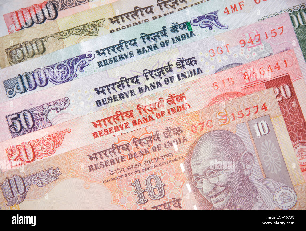 Una selezione di banconote della rupia indiana la valuta indiana Foto Stock