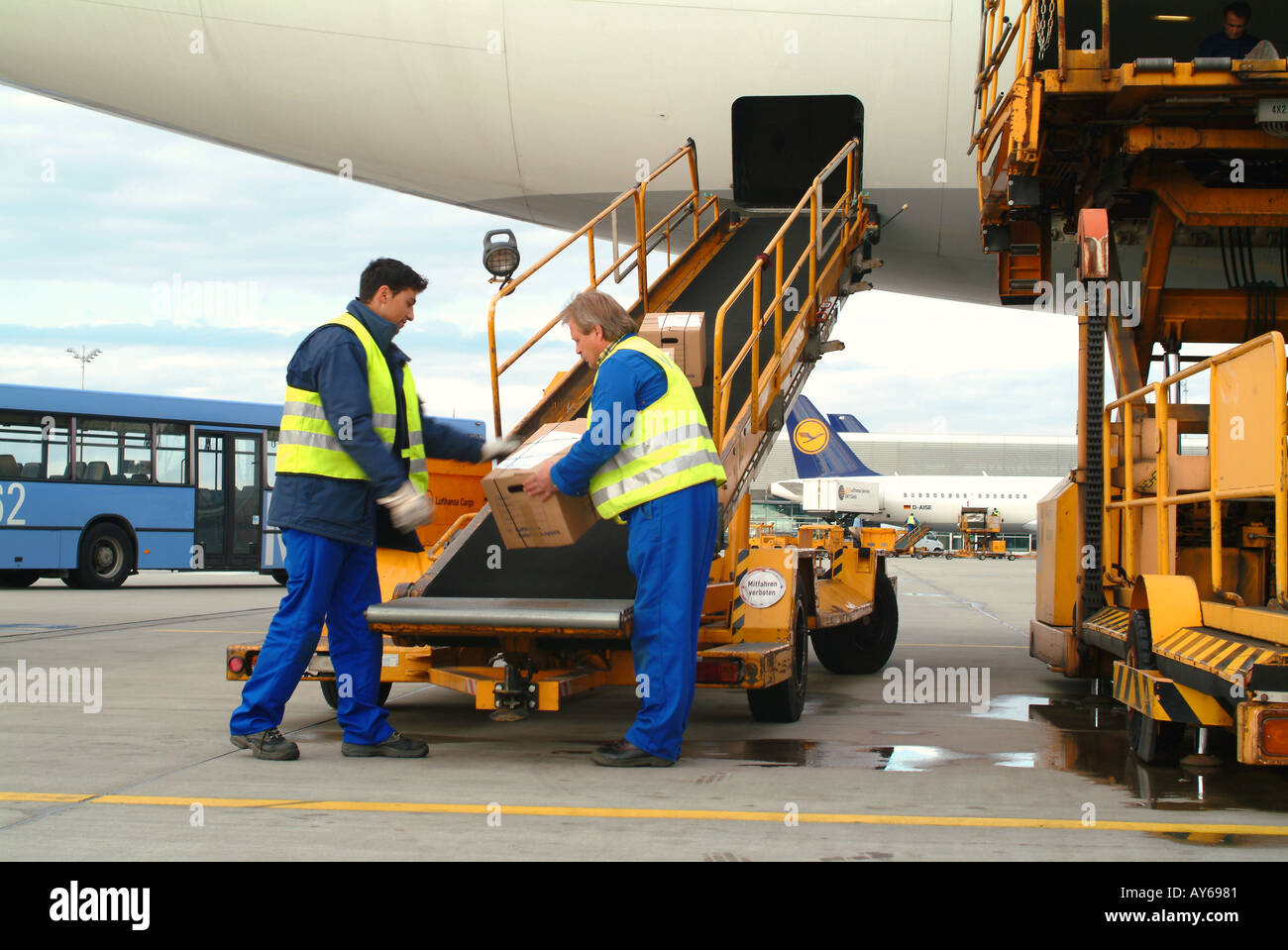 Entladen eines Flugzeugs Mit einem Förderband am Flughafen MUC Foto Stock