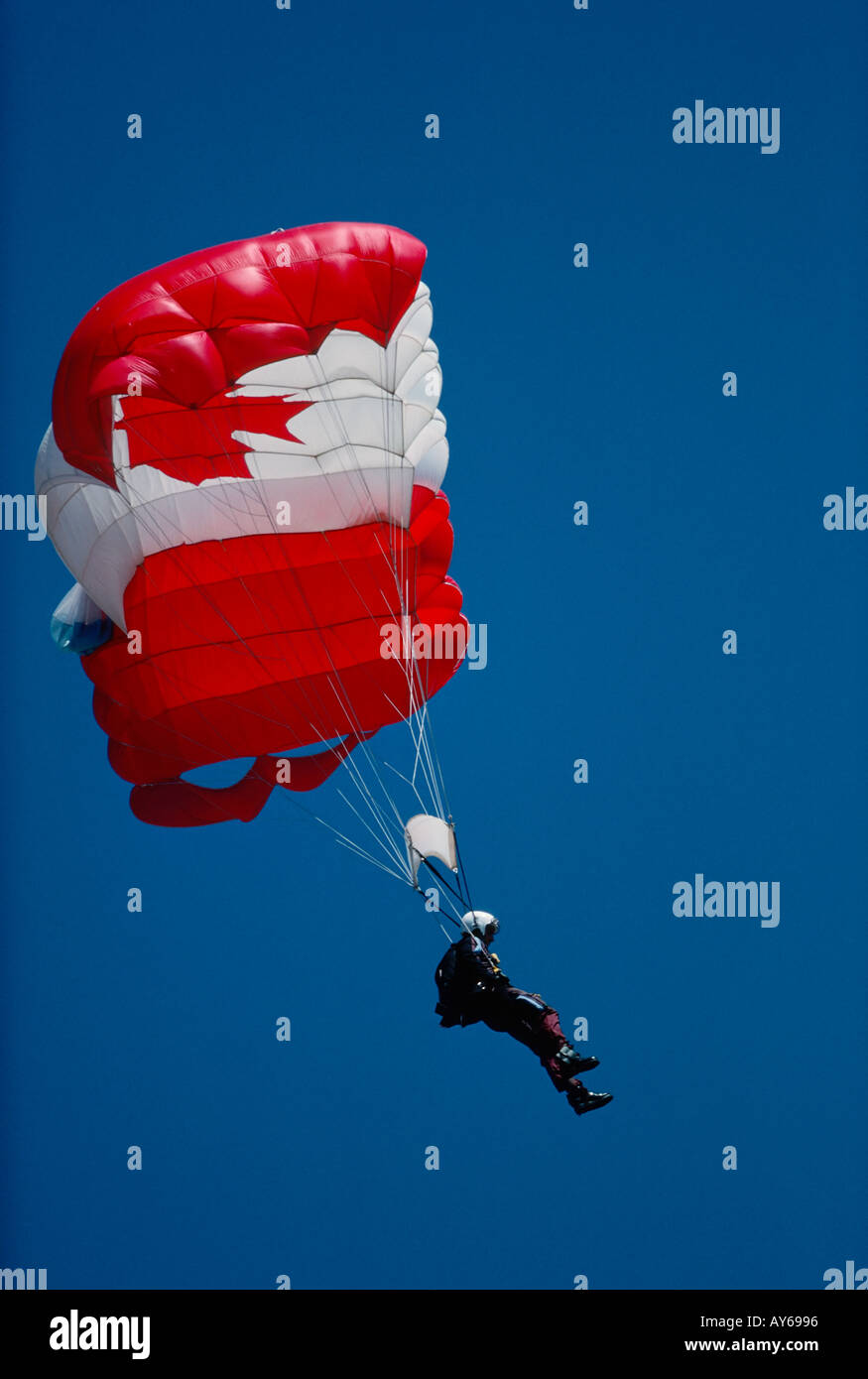 Parachutist in colori canadese Foto Stock