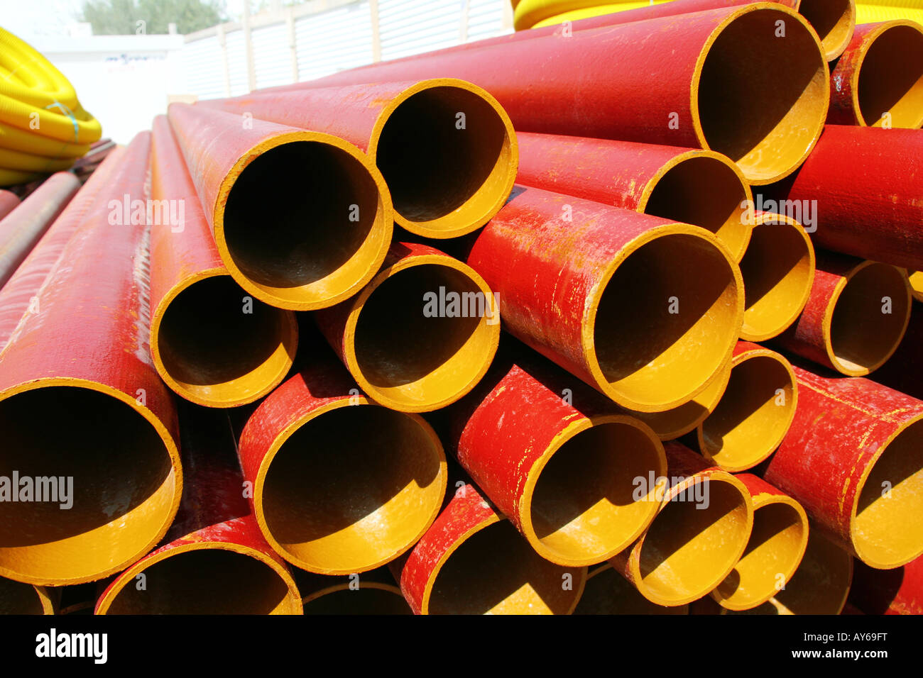 Rosso Giallo tubi impilati wainting per essere applicata a lavori di costruzione Foto Stock