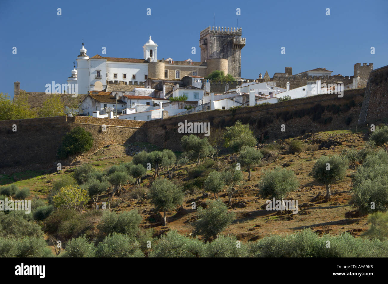 Il Portogallo, l'Alentejo Estremoz, murata medievale visto sugli uliveti Foto Stock