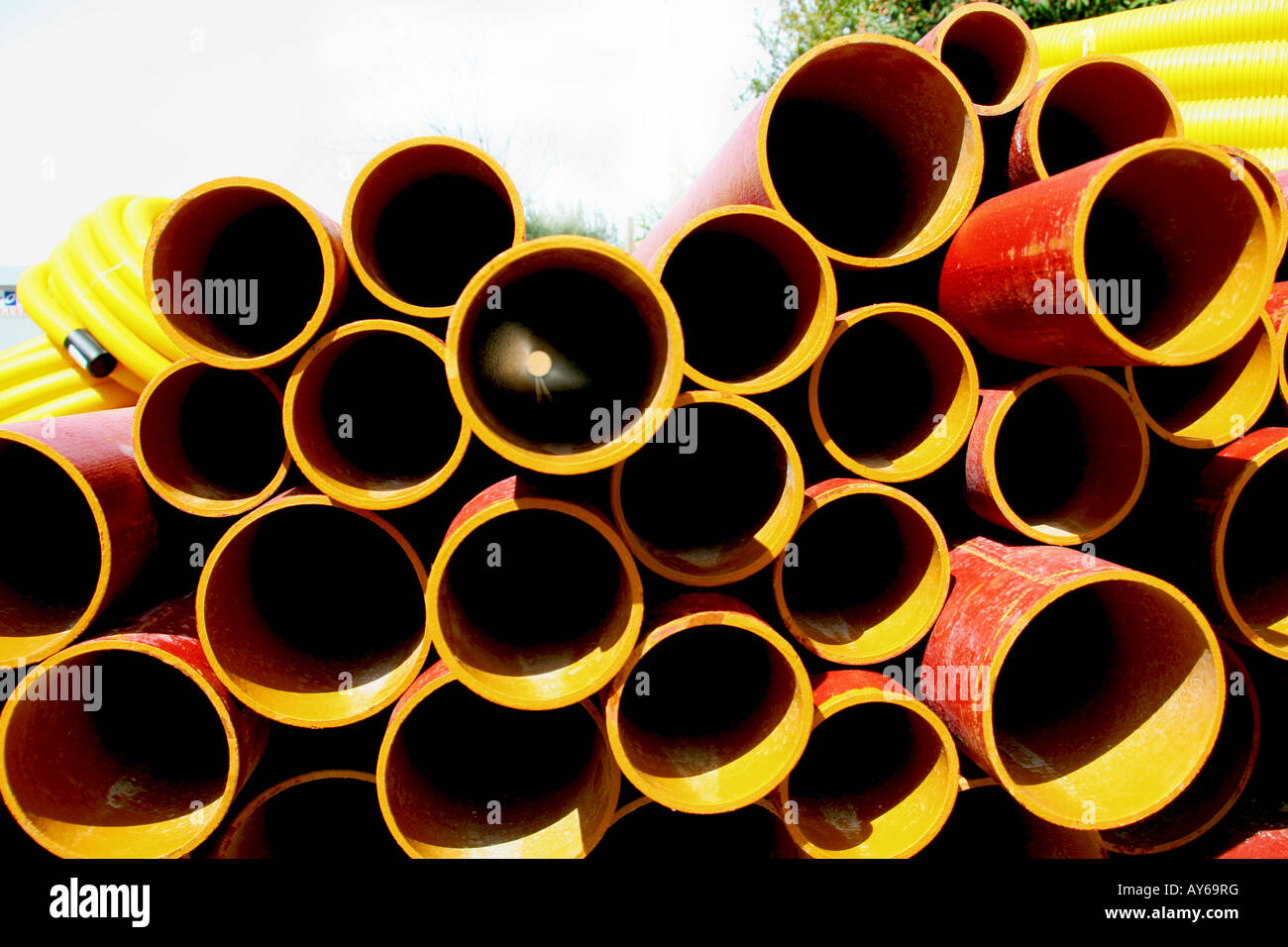 Rosso Giallo tubi impilati wainting per essere applicata a lavori di costruzione Foto Stock