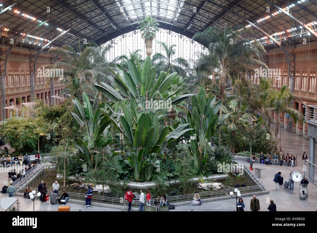 Giardini botanici nella stazione ferroviaria di Atocha, Madrid, Spagna Foto Stock