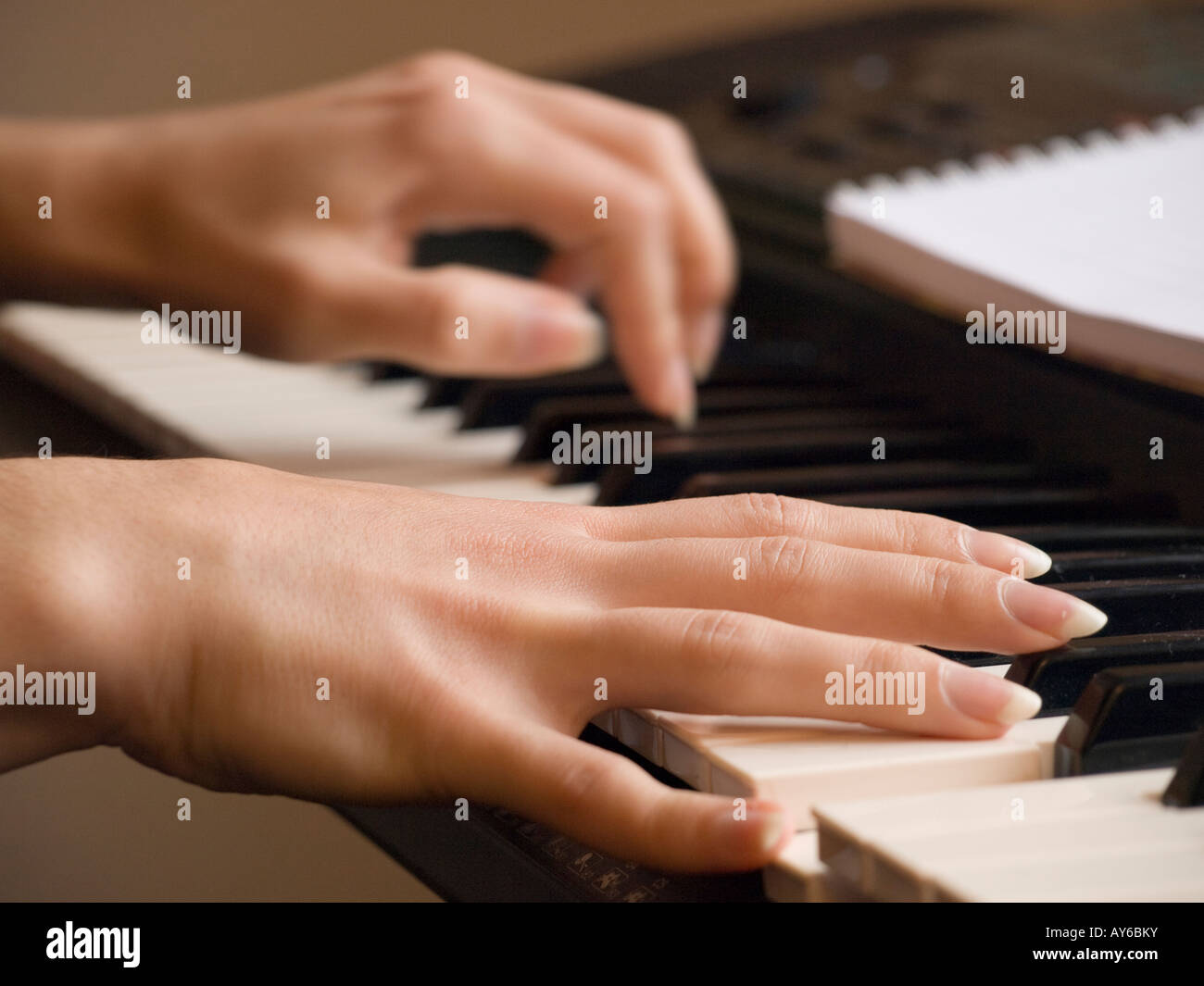 Il pianista le mani sintetizzatore di riproduzione Foto Stock