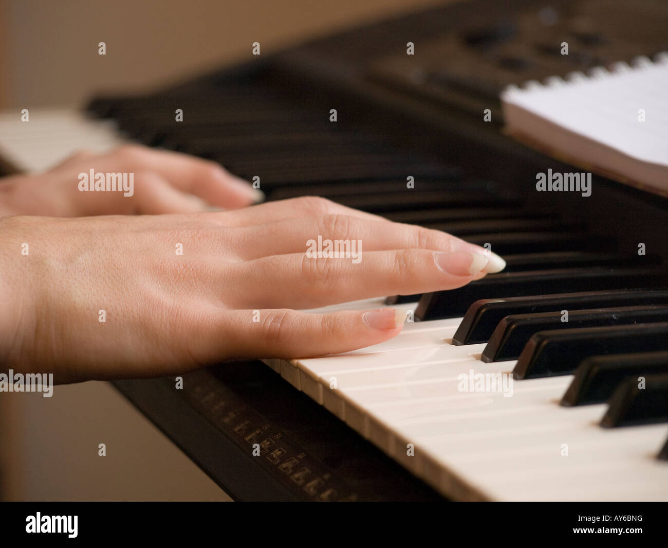 Il pianista le mani sintetizzatore di riproduzione Foto Stock