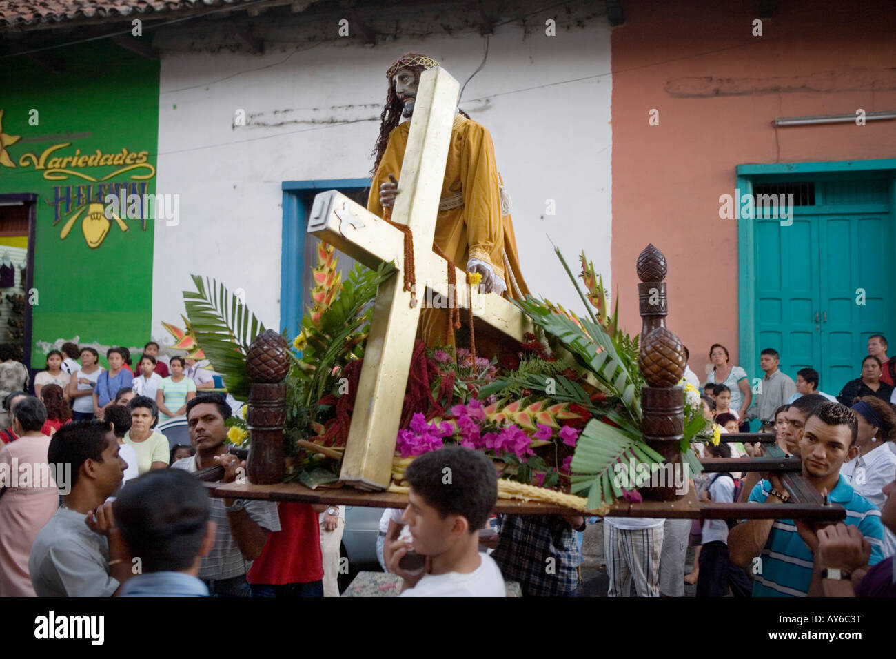 I giovani portano la statua di Gesù Cristo processione quaresimale Leon Nicaragua Foto Stock