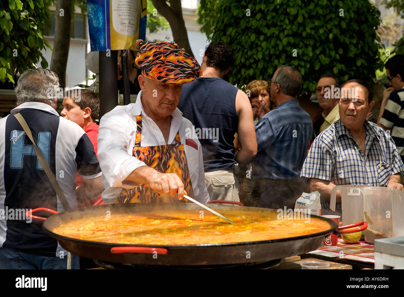 Lo Chef facendo una paella tradizionale andalusa ricetta a La Ferria de Marbella Giugno 2007 Foto Stock