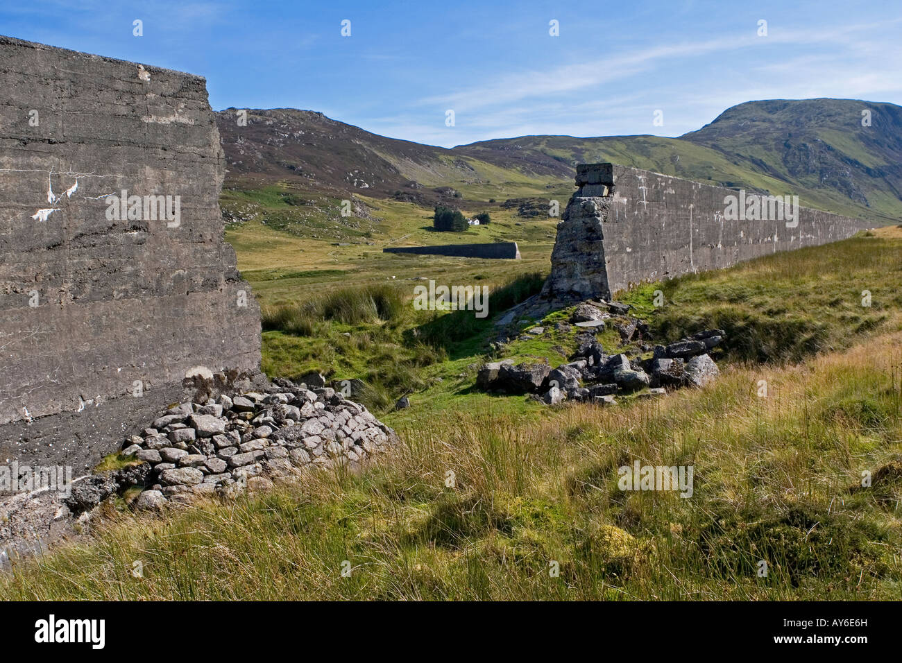 Breccia nella parete della diga a seguito della catastrofe in 1911 mostra una cattiva fondazioni, Llyn Eigiau, Carneddau Mountains, Snowdonia, il Galles del Nord Foto Stock