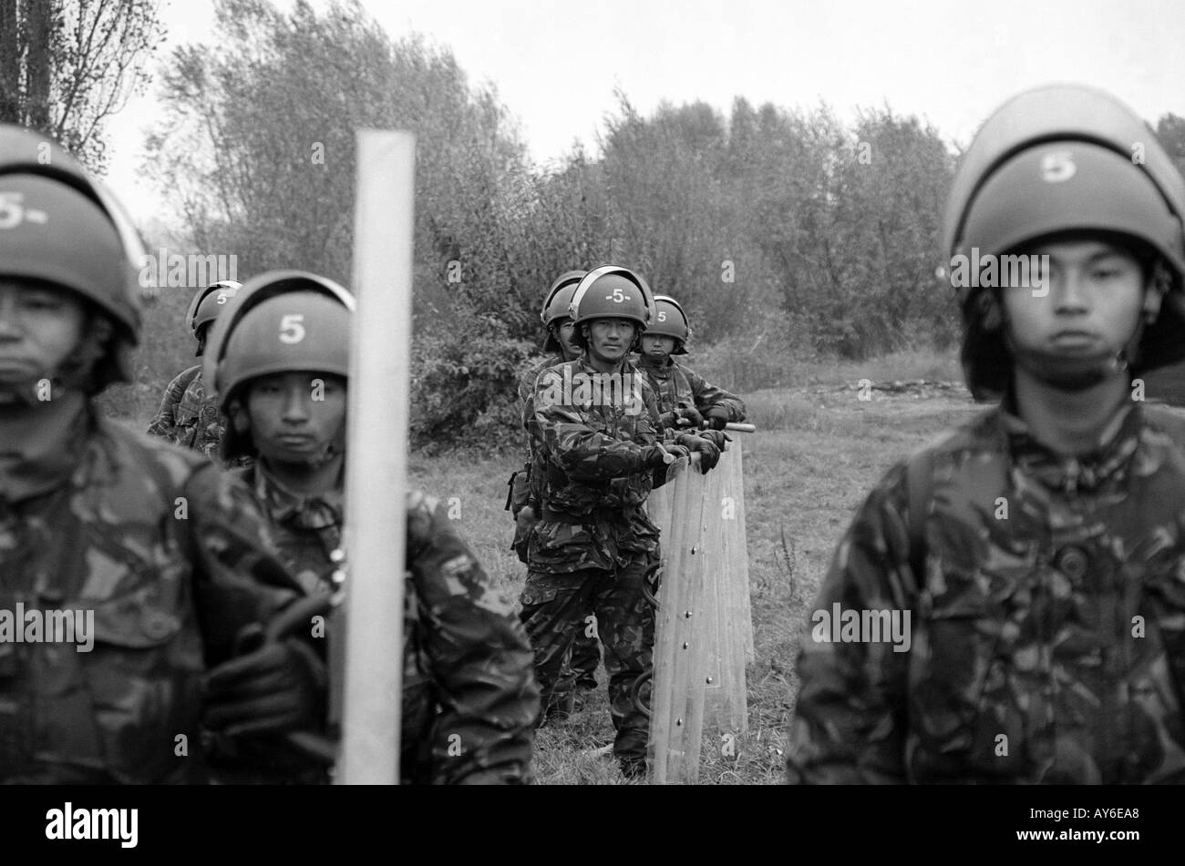 British Gurkha soldati in tenuta da sommossa pronto per entrare in azione Foto Stock
