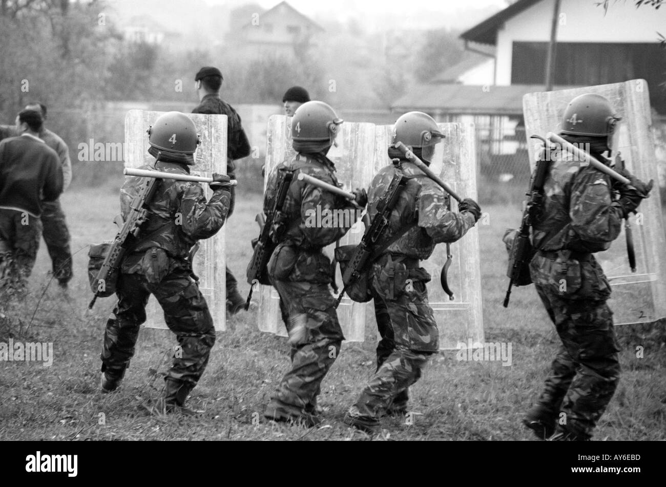 I soldati britannici dal Royal Gurkha fucili spingendo in avanti per disperdere i resti di un aggressivo folla Foto Stock