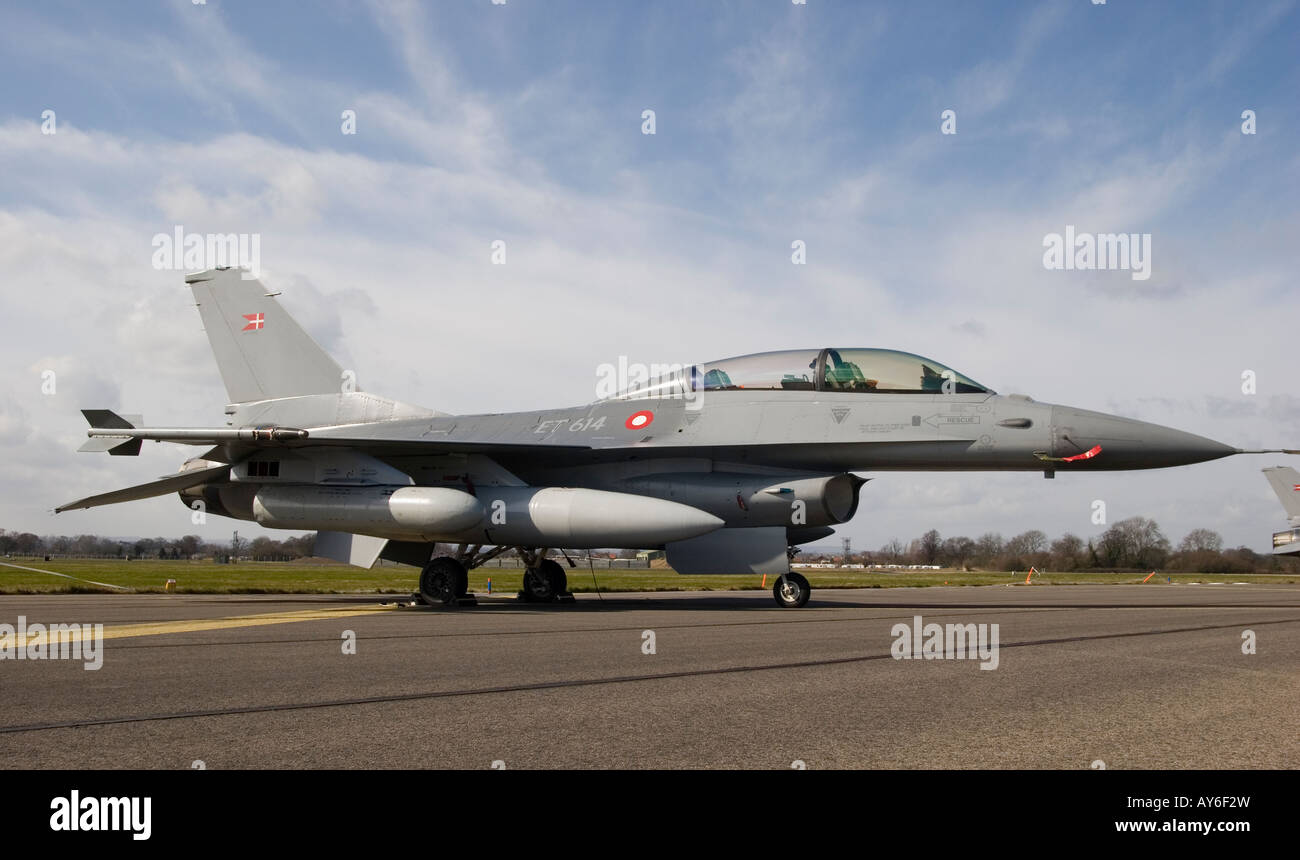 General Dynamics F-16B Fighting Falcon della Royal Air Force danese Foto Stock