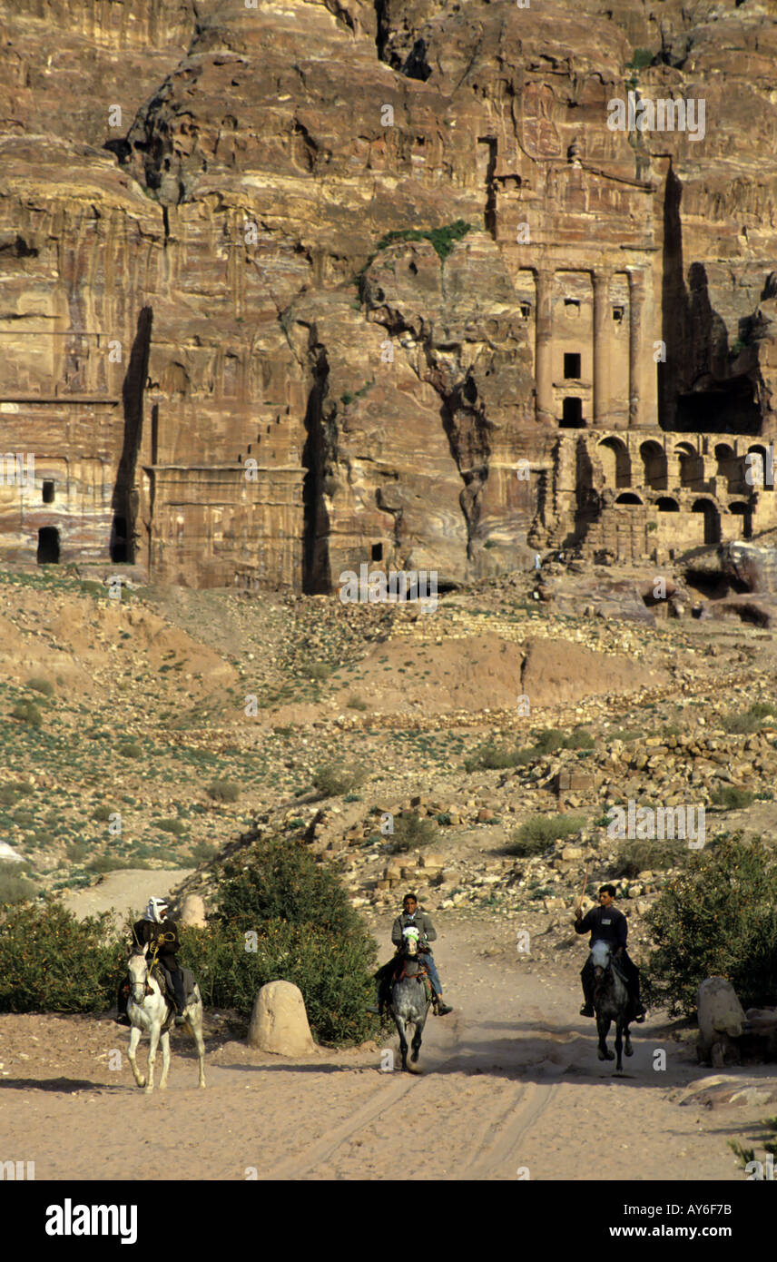 Giordania Petra Royal urna tombe e tre Beduini in sella ad un cavallo Foto Stock