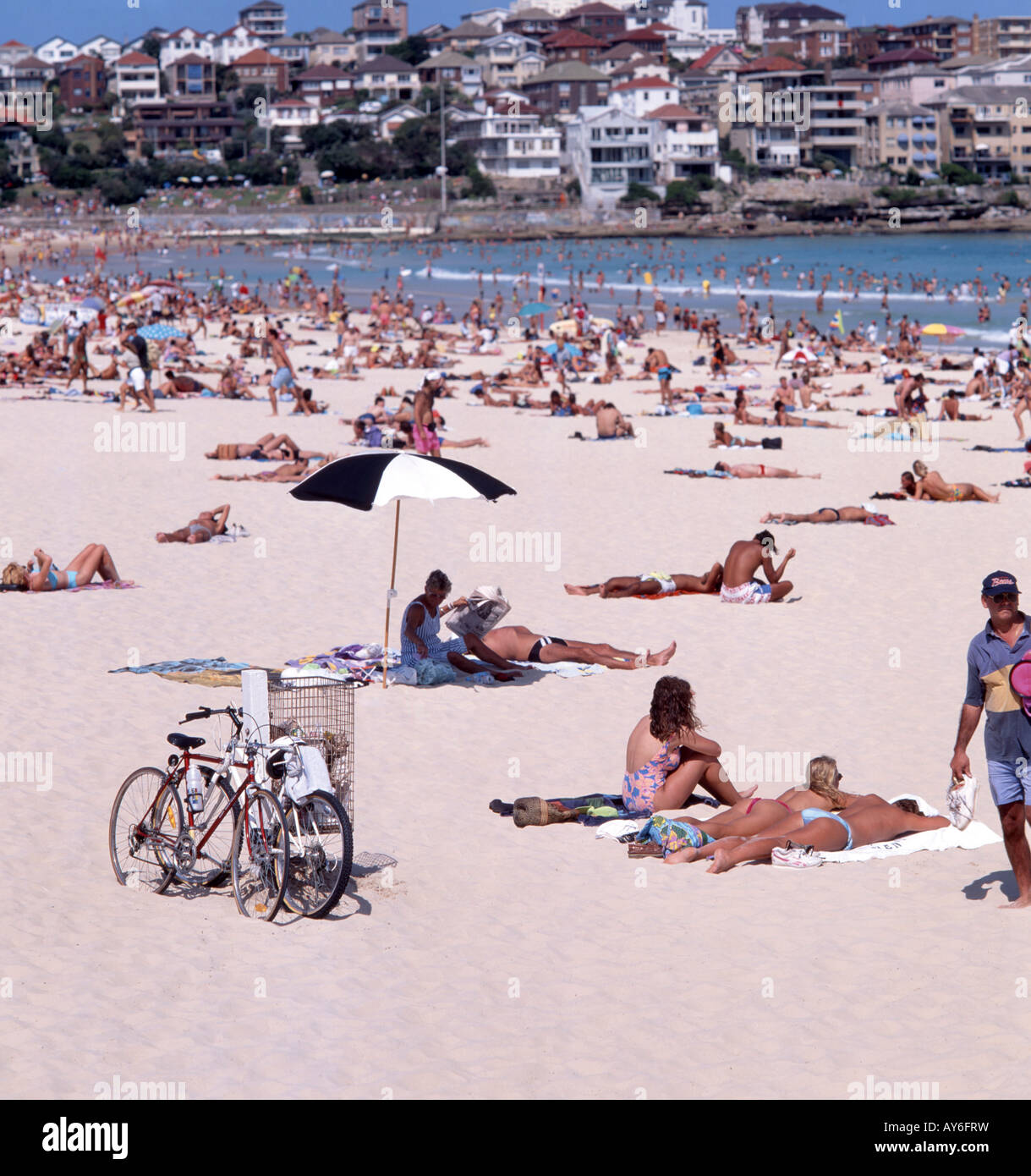 Spiaggia affollata in estate la spiaggia di Bondi, Sydney, Nuovo Galles del Sud, Australia Foto Stock