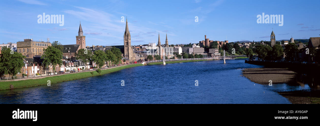 Panoramica della città di Inverness, la capitale delle Highlands, dal ponte che mostra fiume Ness e il paesaggio urbano in generale, Scotland, Regno Unito Foto Stock
