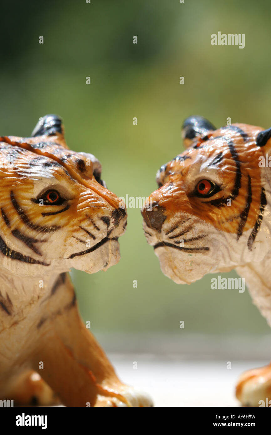 Close up dei capi di una coppia di plastica giocattoli tiger Foto Stock