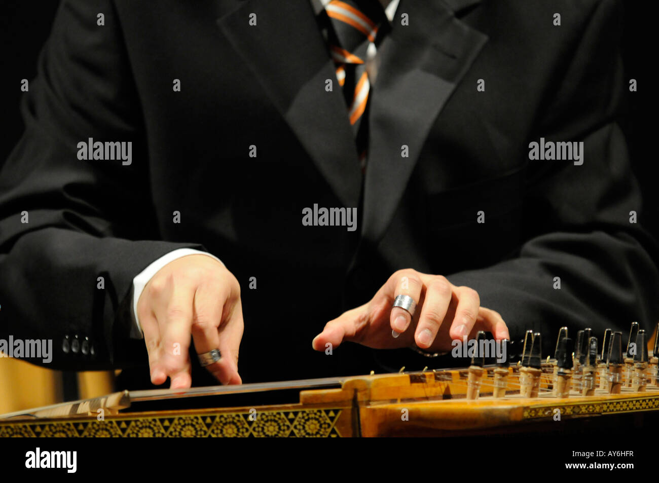 Close up di un musicista con le mani in mano la riproduzione qanun, un strumento orientali, durante una performance di profughi di guerra a Damasco, Siria Foto Stock