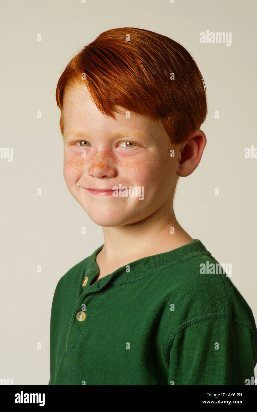 Un bambino di 5 anni con testa rossa Caucasian boy in una camicia verde dalla California del Sud modello di rilascio Foto Stock