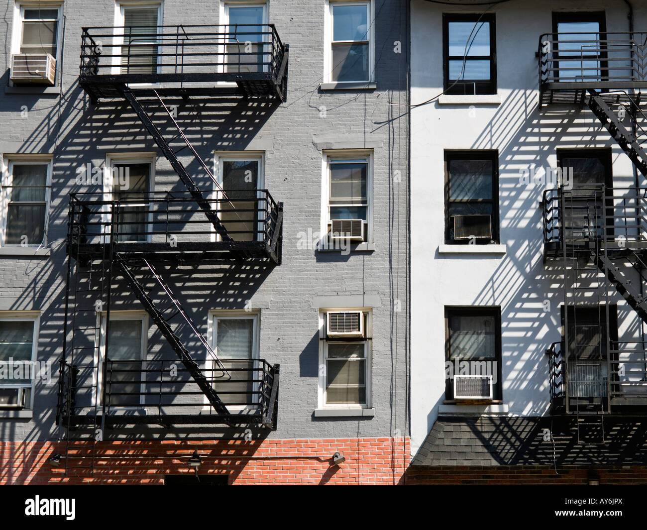 Black Iron fire sfugge sui mattoni vecchi edifici di appartamenti a New York City Foto Stock