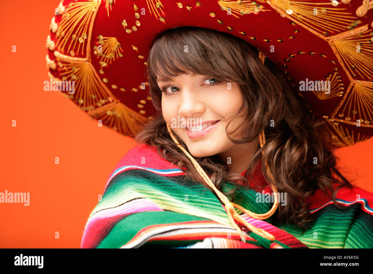 Woman wearing sombrero immagini e fotografie stock ad alta risoluzione -  Alamy