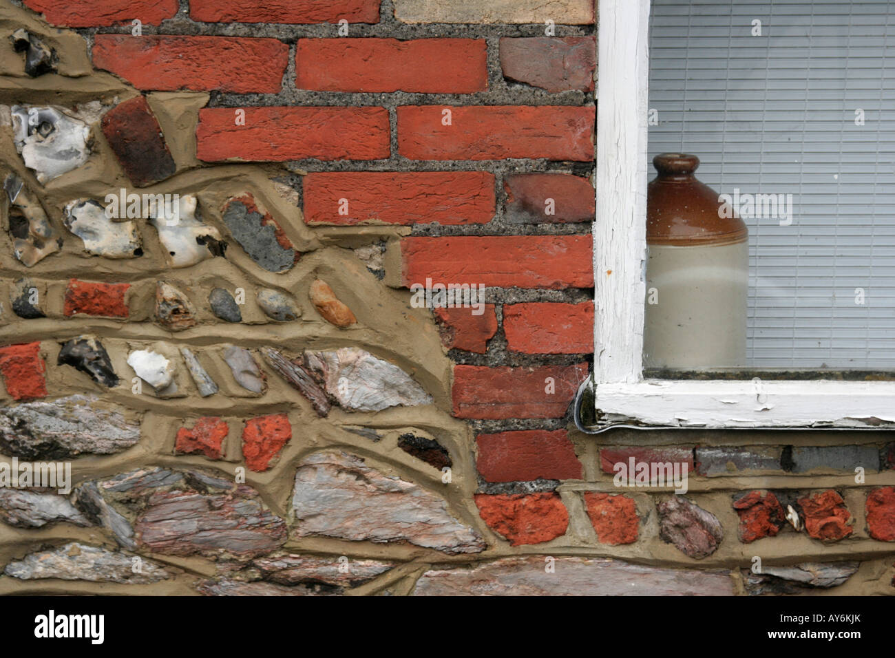 Bottiglia in una finestra in una casa nel West Sussex Foto Stock