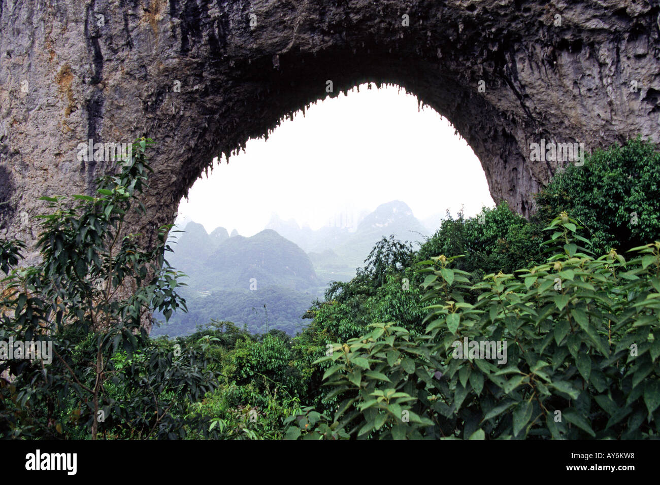 Luna hill e il paesaggio carsico nei pressi del villaggio di Yangshou nella provincia di Guangxi Cina Foto Stock