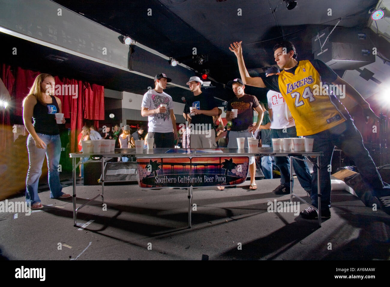 I giocatori di guardare un uomo di lanci un ping pong palla durante una birra pong concorso a Los Angeles la birra pong chiamato anche Beirut Foto Stock