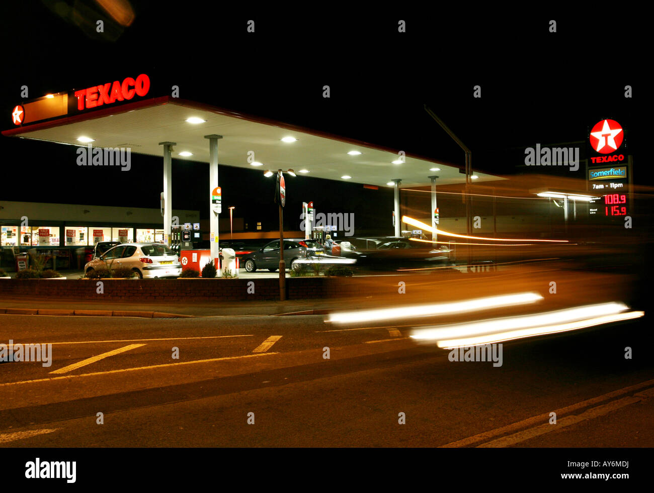 Una benzina Texaco alla stazione di servizio di notte n in Hornchurch Essex Foto Stock