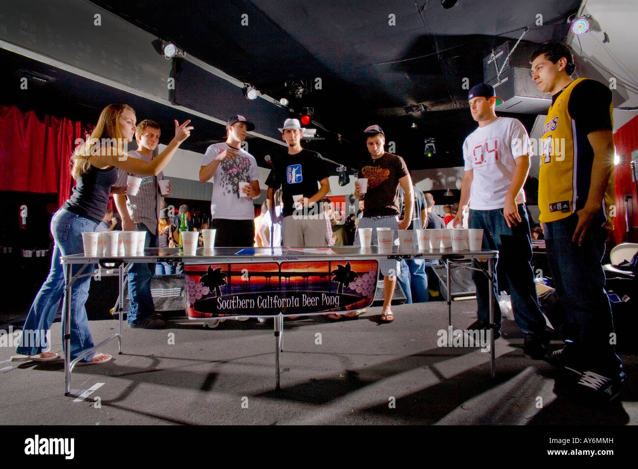 I giocatori guarda una donna di lanci un ping pong palla durante una birra pong concorso a Los Angeles la birra pong chiamato anche Beirut Foto Stock