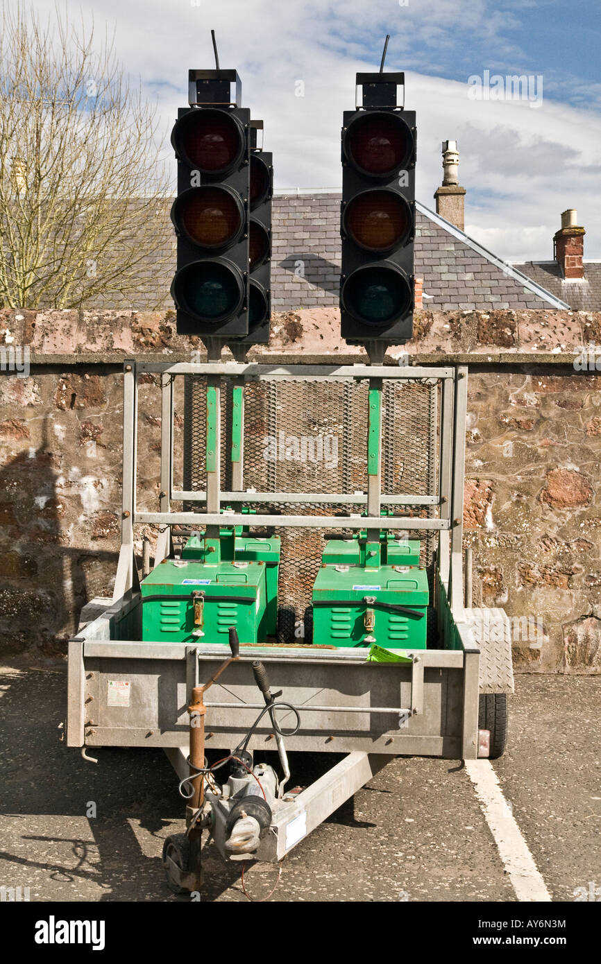 Quattro verde e nero Consiglio portatile semaforo sul retro del rimorchio parcheggiato nel locale parco auto a Kirriemuir, Regno Unito Foto Stock