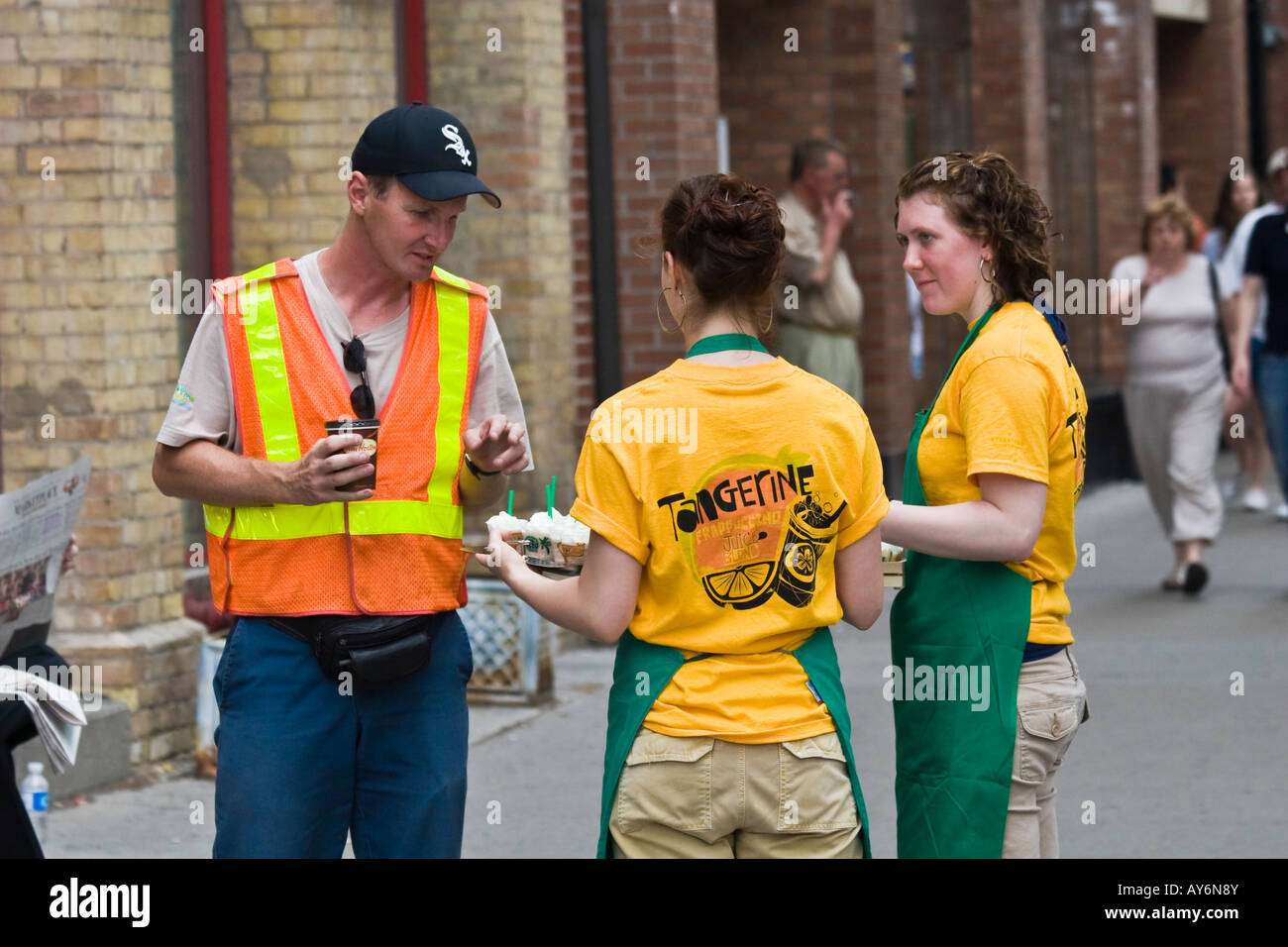 L'uomo attorno al campione Starbucks freebies Foto Stock