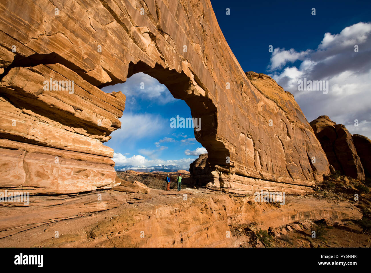 Due escursionisti sostare al di sotto di una Jeep Arch vicino a Moab Utah Foto Stock