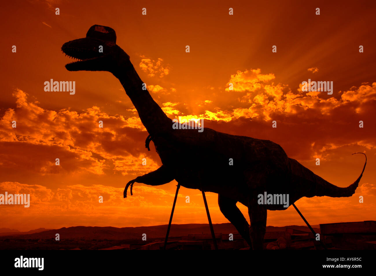 UTAH St George dinosauro scoperta presso Johnson Farm statua replica un monumento all'aperto orange sky silhouette Foto Stock