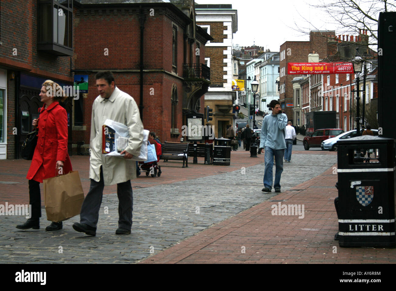 Scena di strada: la gente camminare lungo tipico high street in Gran Bretagna Foto Stock