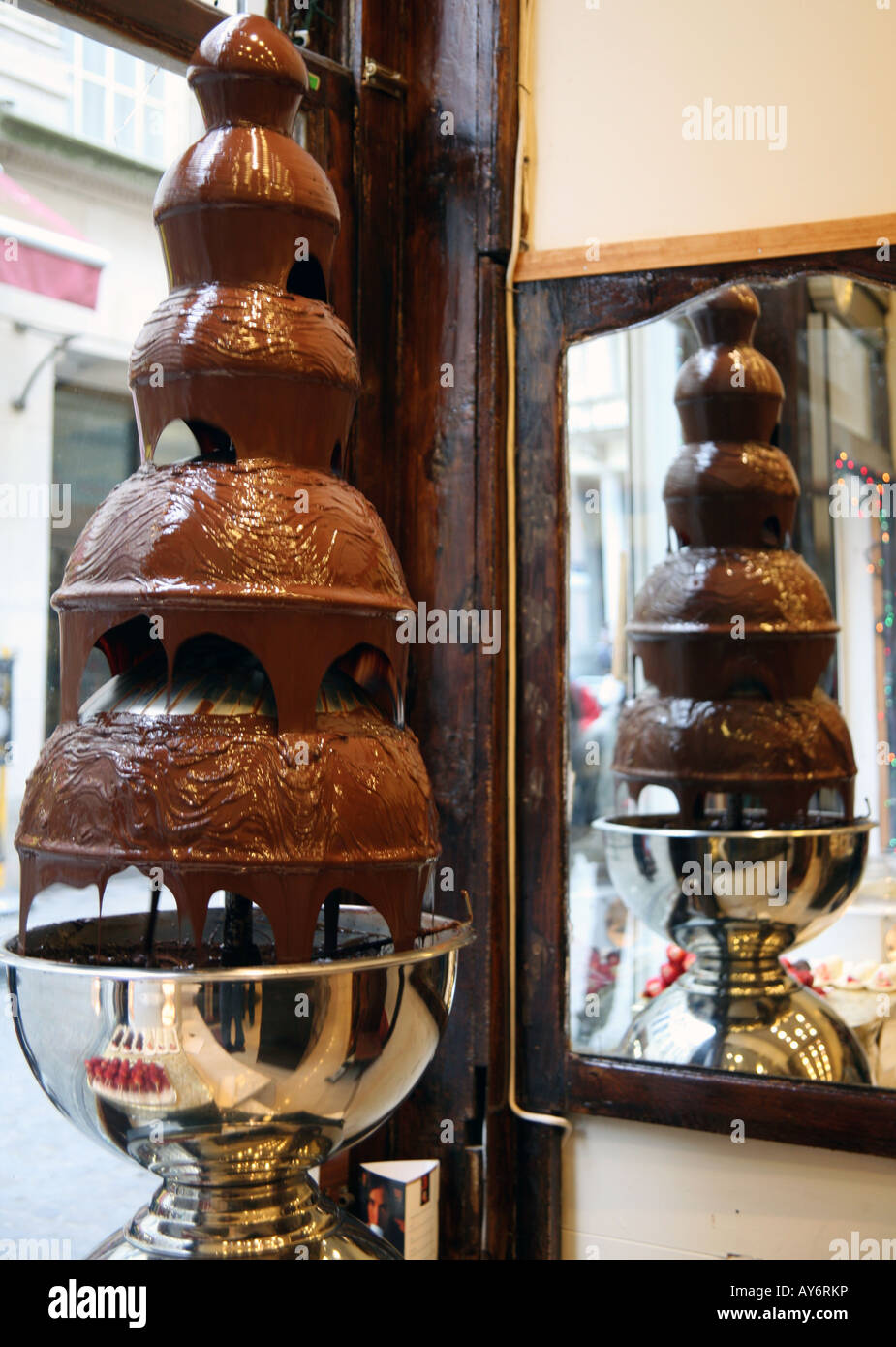 Fontana di cioccolato a Bruxelles shop Foto stock - Alamy