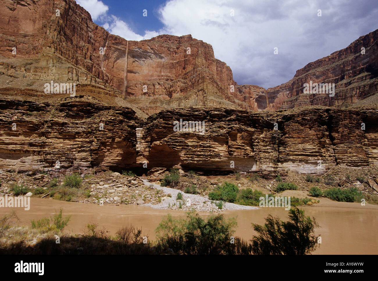 Cascate pooring fuori dal cerchio dopo una intensa pioggia tempesta nel Grand Canyon Arizona Foto Stock