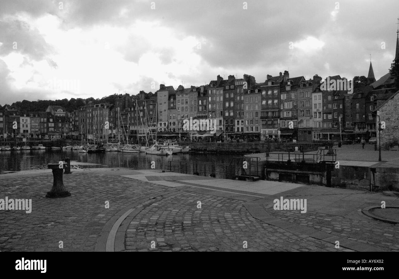 Vista caratteristica di Honfleur Porto vecchio canale inglese La Manche in Normandia a nord ovest della Francia Europa Foto Stock