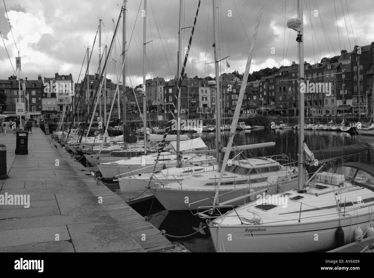Vista caratteristica di Honfleur Porto vecchio canale inglese La Manche in Normandia a nord ovest della Francia Europa Foto Stock