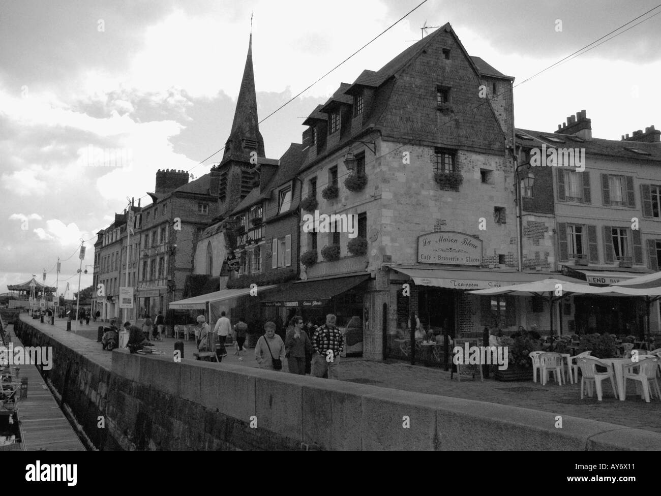 Vista caratteristica di Honfleur Porto vecchio canale inglese La Manche in Normandia a nord ovest della Francia Europa Foto Stock