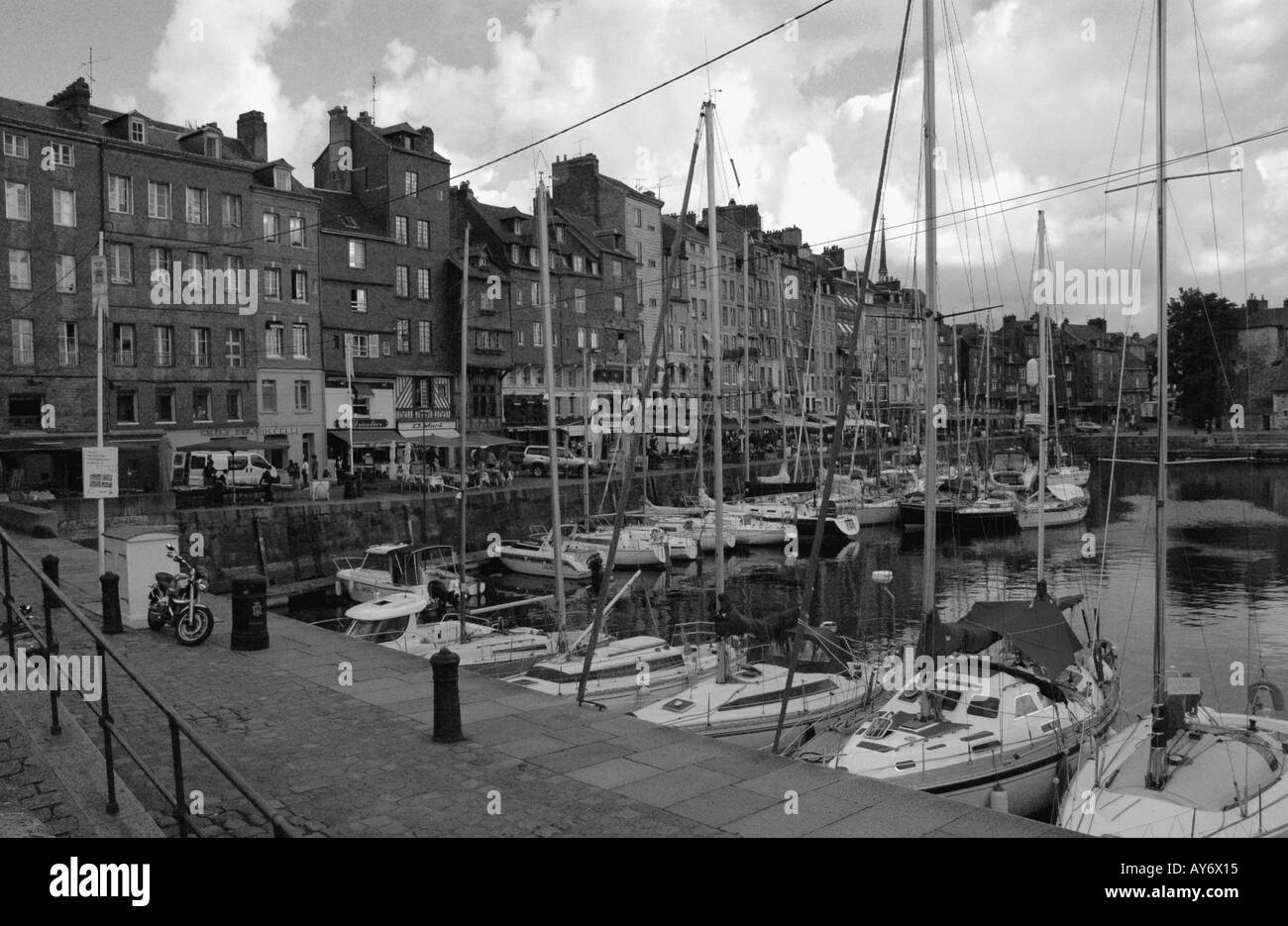 Vista caratteristica di Honfleur Porto vecchio canale inglese La Manche in Normandia a nord ovest della Francia Europa Foto Stock