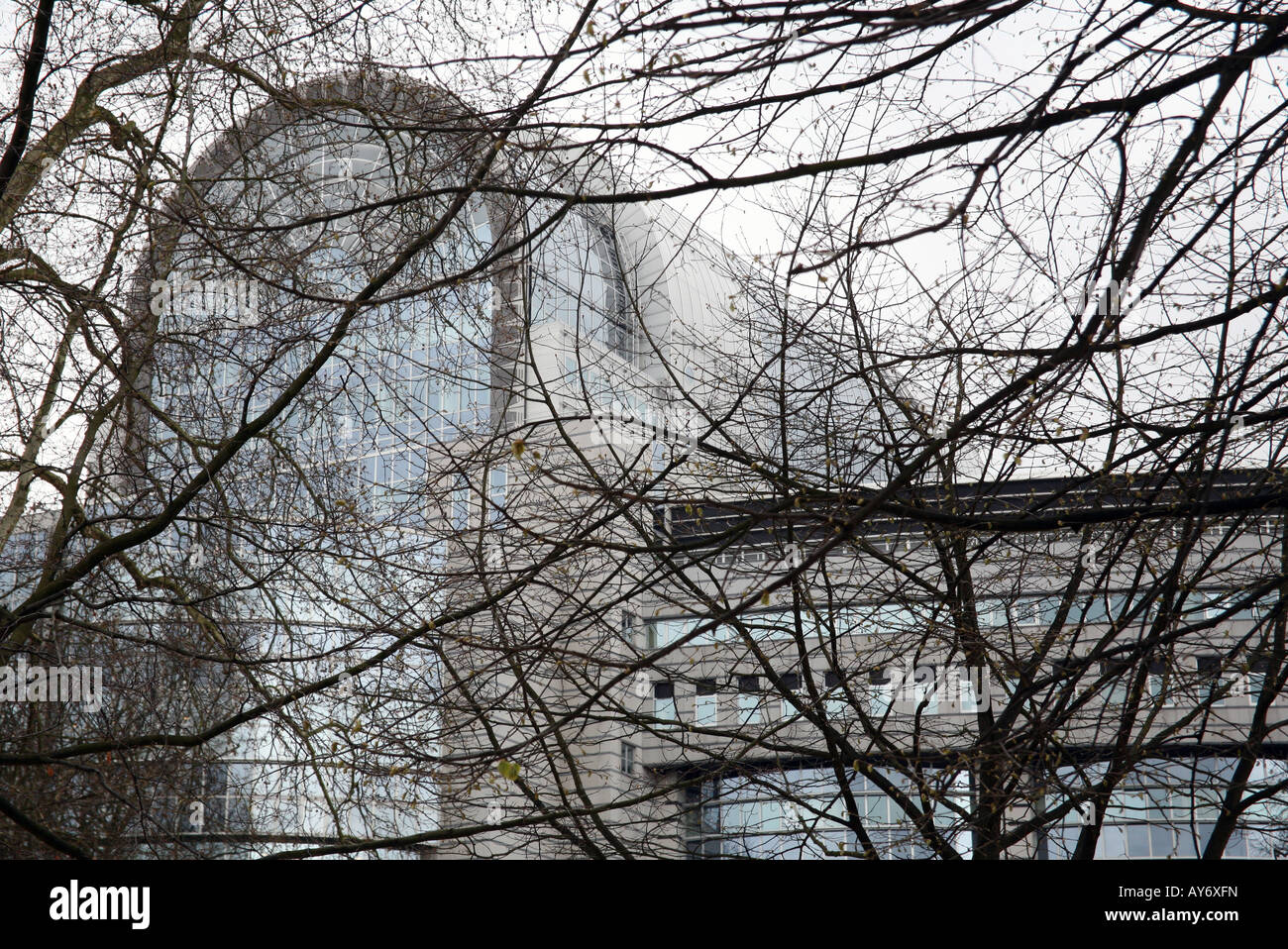 Edificio del Parlamento europeo a Bruxelles visto da Parc Leopold Foto Stock