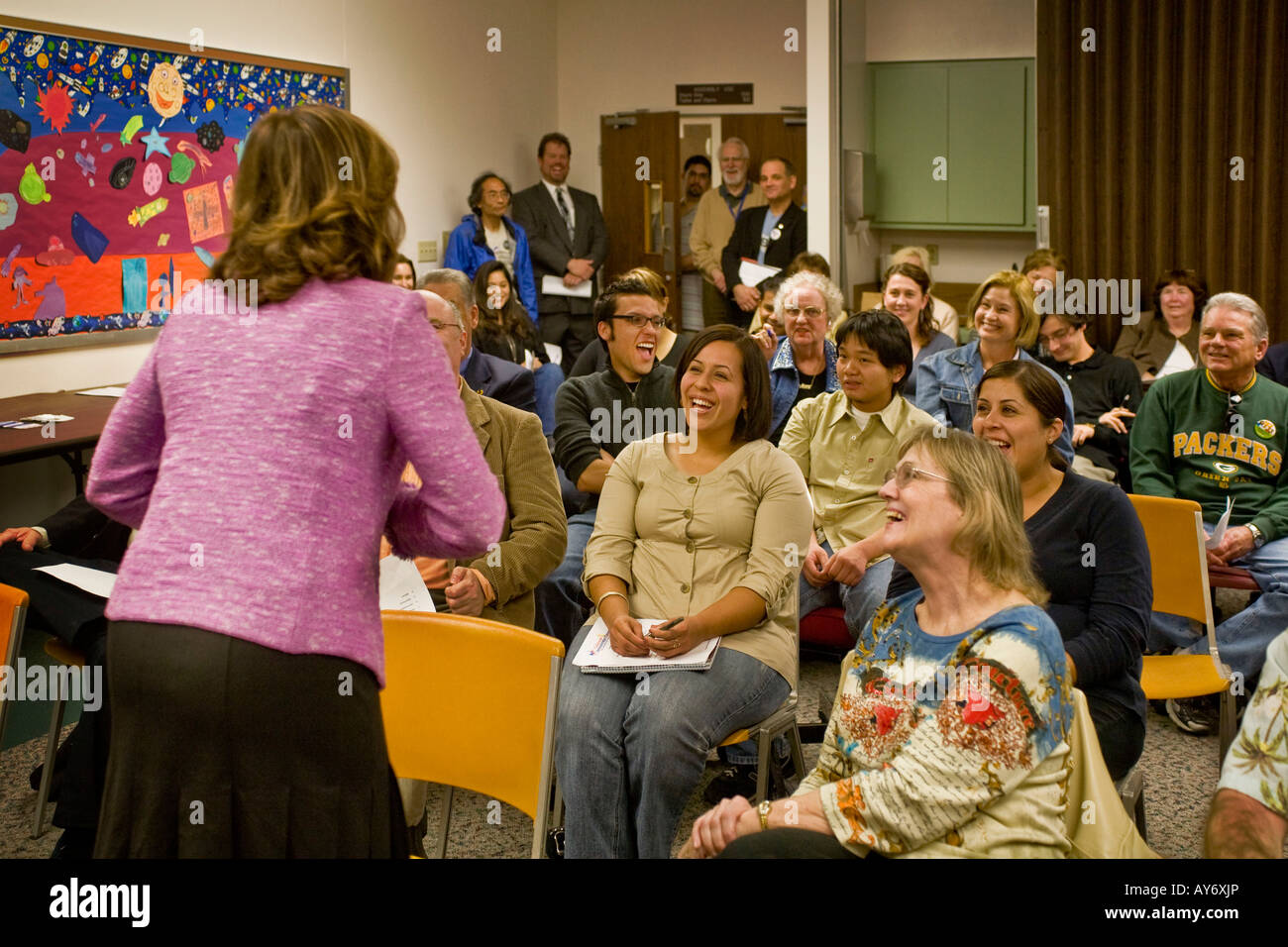 Democratici noi congressista Loretta Sanchez parla di un California riunione politica nota le espressioni del pubblico Foto Stock