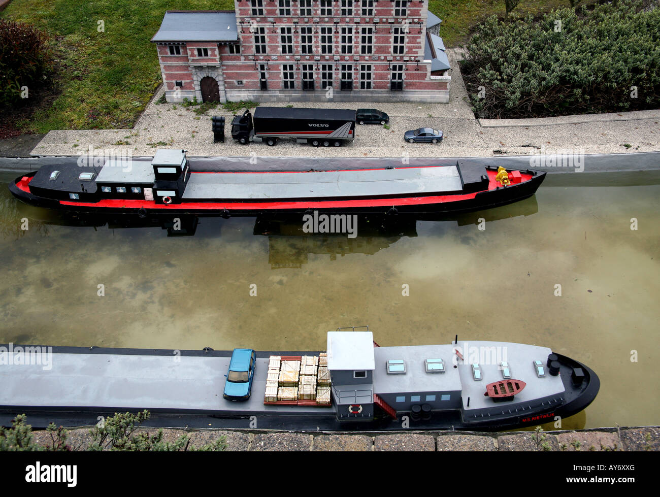 Canal scena con chiatte a Mini-Europe model village a Bruxelles Foto Stock