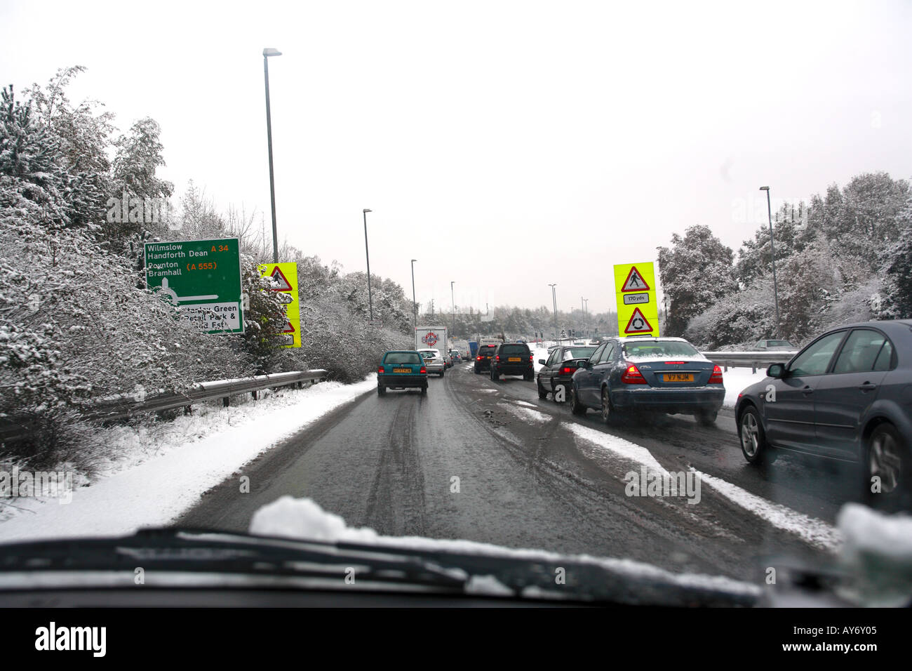 UK motoring inverno meteo a doppia carreggiata nella neve Foto Stock