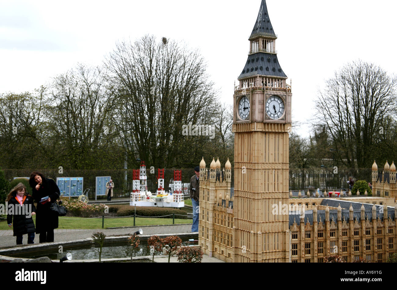 I visitatori guardano al modello Big Ben in Mini-Europe, Belgio Foto Stock