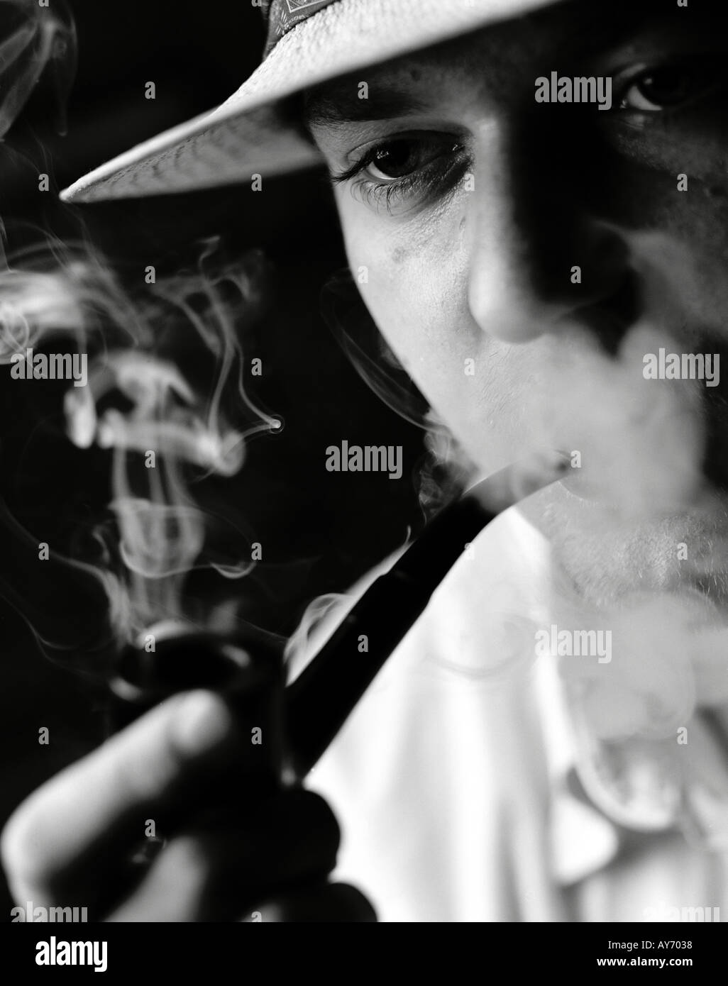 Ritratto uomo fumare tabacco tubo Foto Stock